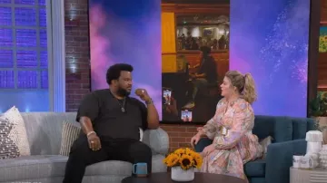 Zimmermann Cira Tiered Shirt Dress porté par Kelly Clarkson comme vu dans The Kelly Clarkson Show le 3 février 2023