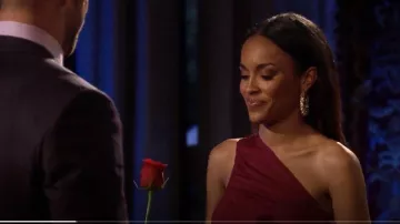 Nbd Purple Velvet One-Sleeve Vestido usado por Sarah Hamrick como se ve en The Bachelor (S26E07)