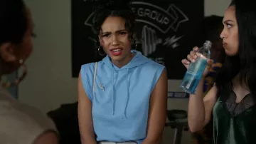 Sudadera con capucha sin mangas H&M usada por Layla Keating (Greta Onieogou) como se ve en All American (S04E14)