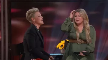 Blazer sur mesure boutonné Balmain porté par Pink comme on le voit dans The Kelly Clarkson Show le 6 février 2023