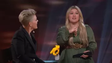 Robe chemise en satin mangue portée par Kelly Clarkson vue dans The Kelly Clarkson Show le 6 février 2023
