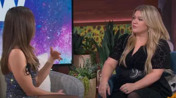 La mini-robe Somerset: Velvet Edition portée par Kelly Clarkson vue dans The Kelly Clarkson Show le 8 février 2023