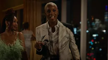 Chemise en soie en coton imprimé graphique Alexander McQueen portée par Tye (Jerrie Johnson) vue à Harlem (S02E05)