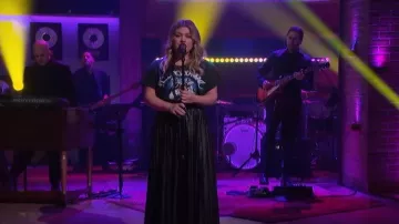 Madeworn Fleetwood Mac American Tour '77 Tee porté par Kelly Clarkson vu dans The Kelly Clarkson Show le 10 février 2023