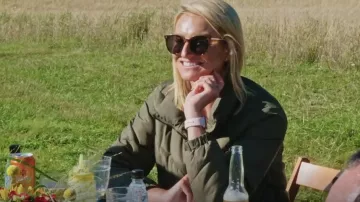 Vans WM Foundry V Puffer en oliva usado por Faye como se ve en Below Deck Adventure (S01E09)