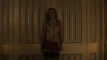 Josie Natori Lolita Pantalones cortos usados por Lady Phoebe (Tilly Keeper) como se ve en You (S04E04)