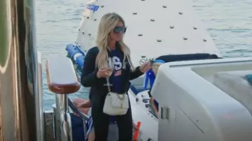 Chanel White Quilted Lambskin Chanel 19 Medium Flap Bag usado por Jess como se ve en Below Deck Adventure (S01E09)