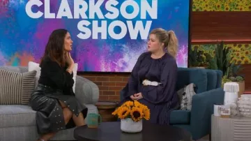 Jupe en cuir Gucci A-line portée par Salma Hayek vue dans The Kelly Clarkson Show le 11 février 2023