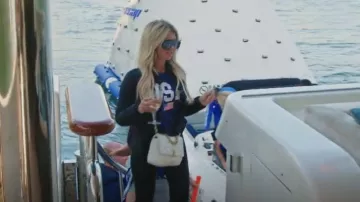 Sudadera azul de la Marina con la bandera de Pink Lily Athletic USA usada por Jess como se ve en Below Deck Adventure (S01E09)