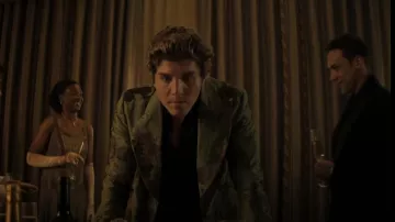 Erdem Edward Borda Chaqueta de un solo botón usada por Adam (Lukas Gage) como se ve en You (S04E05)