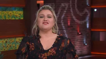 Ulla Johnson Miray Floral Ruffled Silk Blouse porté par Kelly Clarkson comme vu dans The Kelly Clarkson Show le 14 février 2023
