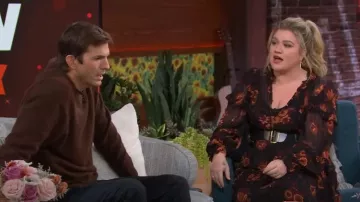 Ulla Johnson Rita Falda usada por Kelly Clarkson como se ve en The Kelly Clarkson Show el 14 de febrero de 2023