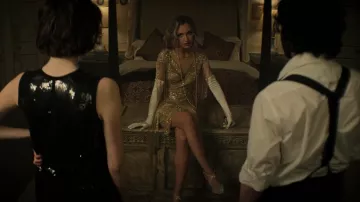 Kanadakloset Gold Sybill Jazz Wedding Fringe Vestido usado por Lady Phoebe (Tilly Keeper) como se ve en You (S04E05)