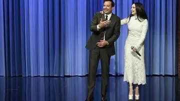 Les escarpins Valentino portés par Sofia Carson dans l'émission The Tonight Show Starring Jimmy Fallon 