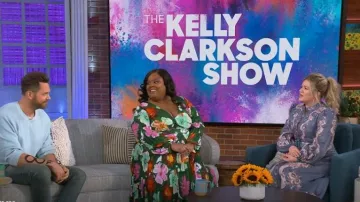 AnthropologieVestido plisado con cuello en V usado por Danielle Pinnock como se ve en The Kelly Clarkson Show el 16 de febrero de 2023