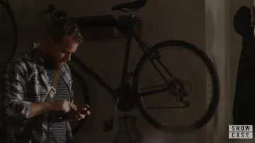 La estantería almacena la bicicleta de David Mailer (Patrick Gilmore) en la serie Travelers (Temporada 2 Episodio 5)