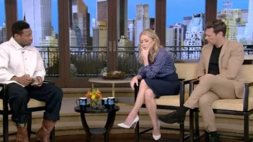 Gianvito Rossi Paris 100 Pumps usadas por Kelly Ripa como se ve en LIVE with Kelly and Ryan el 21 de febrero de 2023