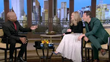 Falda plisada Celine Sun usada por Kelly Ripa como se ve en LIVE with Kelly and Ryan el 22 de febrero de 2023
