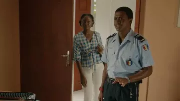 Frnch Fiona Bleu Jean Top usado por DS Naomi Thomas (Shantol Jackson) como se ve en Death in Paradise (S12E04)