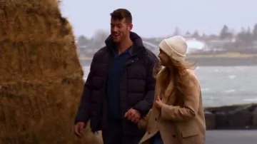 Zara Camel Double Breasted Coat usado por Susie Evans como se ve en The Bachelor (S26E10)