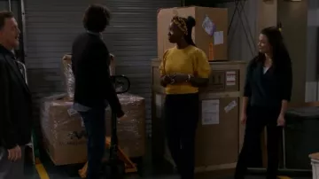 Ulla Johnson Carina Suéter usado por Abishola (Folake Olowofoyeku) como se ve en Bob Hearts Abishola (S04E12)