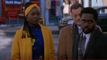 J Crew Cashmere Daphne Yellow Coat usado por Abishola (Folake Olowofoyeku) como se ve en Bob Hearts Abishola (S04E12)