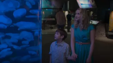 Vestido de fin de semana Max Mara Vertice A-Line usado por Allie Ward (Emily Tennant) como se ve en The Watchful Eye (S01E05)