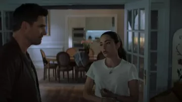 James Perse Sheer Slub Crew Neck Tee porté par Elena Santos (Mariel Molino) comme on le voit dans The Watchful Eye (S01E05)