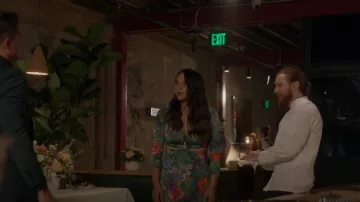 Afrm Assi Floral Cutout Detail Vestido de manga larga en verde Floral usado por Lucy Chen (Melissa O'Neil) como se ve en The Rookie (S05E10)