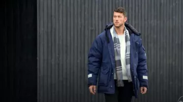 66 North Blue Stripe Sleeve Parka Chaqueta usada por Clayton Echard como se ve en The Bachelor (S26E11)