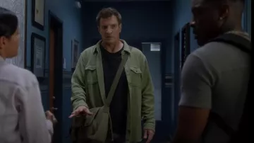 Brooks Brothers Français Terry Shacket porté par John Nolan (Nathan Fillion) vu dans The Rookie (S05E10)