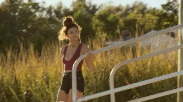 Le short Levi's en jean noir 501 porté par Kiara Carrera (Madison Bailey) dans la série Outer Banks (Saison 2 Épisode 7)
