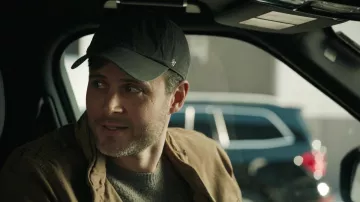 47 Casquette de marque portée par Anthony Walters (Nicholas Delany) comme on le voit dans les tenues de la série télévisée The Equalizer (S03E08)