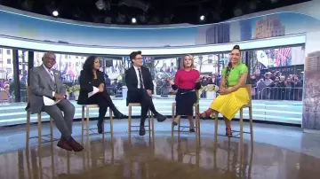 Proenza Schouler White Label Faux-Leather Pliated Midi-Skirt portée par Robin Arzon comme vu dans Aujourd’hui le 21 février 2023