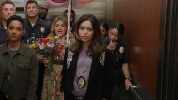 Cinq A Sept Kylie Crystal Embelleshed Blazer usado por Angela Lopez (Alyssa Diaz) como se ve en The Rookie (S05E12)