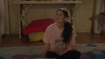American Eagle Oversized Bob Marley Graphic Tee usada por Tamara Colins (Dylan Conrique) como se ve en The Rookie (S05E12)