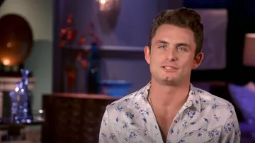 Camisa de satén con estampado floral Asos 70s usada por James Kennedy como se ve en las reglas de Vanderpump (S10E01)