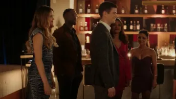 Adivina Charlie Velvet Vestido usado por Caitlin Snow (Danielle Panabaker) como se ve en The Flash (S08E05)