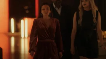 Fraiche de J Velvet Ruffle Long Sleeve Tie Waist Romper usado por Allegra Garcia (Kayla Compton) como se ve en The Flash (S08E05)