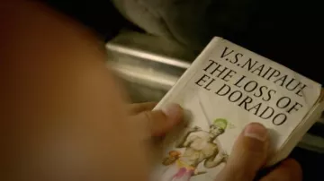 The Loss of El Dorado: A History por V. S. Naipaul libro de JJ Maybank (Rudy Pankow) como se ve en Outer Banks (Temporada 3 Episodio 1)