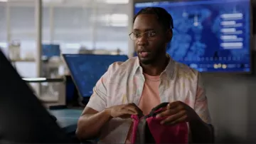 Camisa Zara Abstract Print usada por Chester P. Runk (Brandon McKnight) como se ve en The Flash (S08E07)