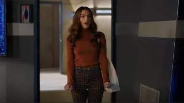 Maeve Button-Sleeve Turtleneck en Pecan usado por Allegra Garcia (Kayla Compton) como se ve en The Flash (S08E07)