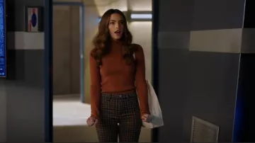 American Eagle Stretch Plaid Super High-Waisted Flare Pant usado por Allegra Garcia (Kayla Compton) como se ve en The Flash (S08E07)