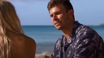 Vince Vince Blue Floral Print Shirt usada por Zach Shallcross como se ve en The Bachelor (S27E04)