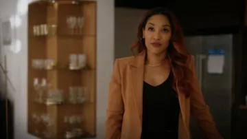 Alice + Olivia Hattie Blazer usado por Iris West-Allen (Candice Patton) como se ve en The Flash (S08E08)