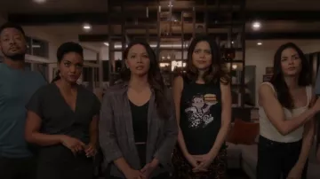 Camisa a cuadros gris de grado y recolección usada por Lucy Chen (Melissa O'Neil) como se ve en The Rookie (S05E13)