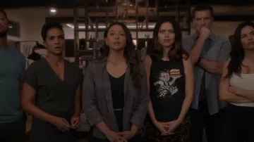 Madewell Supercrop V-Neck Tank Top usada por Lucy Chen (Melissa O'Neil) como se ve en The Rookie (S05E13)