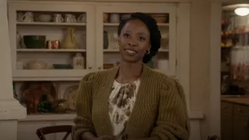 Ulla Johnson Greta Chunky Knit Cropped Cardigan usado por Grace James (Karimah Westbrook) como se ve en All American (S04E20)