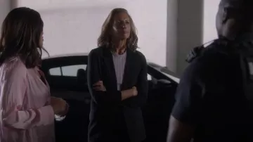 Vince Women's Ribbed Elbow SLV Crew usado por Alysia Reiner como se ve en The Rookie (S05E13)