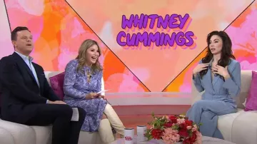 Norma Kamali Single Breasted Straight Leg Jumpsuit usado por Whitney Cummings como se ve en Today with Hoda & Jenna el 23 de febrero de 2023